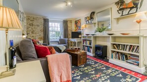 TV - Min y Mor Menai - sleeps 8 guests  in 4 bedrooms (Menai Bridge)