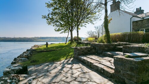 Min y Mor Menai - sleeps 8 guests  in 4 bedrooms