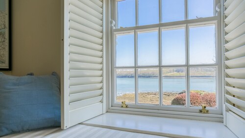Min y Mor Menai - sleeps 8 guests  in 4 bedrooms