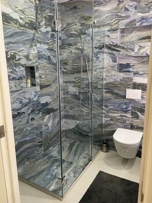 Douche, sèche-cheveux, bidet, serviettes fournies