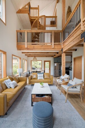 Una Smart TV, una chimenea, libros