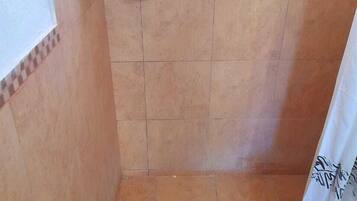 QUINTUPLE | Badkamer | Een regendouche, handdoeken, zeep, shampoo