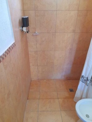 QUINTUPLE | Bathroom | Rainfall showerhead, towels, soap, shampoo - cabañas puertas del sol (La Rioja)
