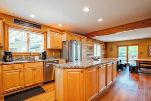 Fridge, microwave, oven, stovetop - New! Elegant Lakefront Lodge w/ Indoor Pool & Sauna (McHenry)