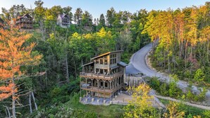 Exterior - Pinecone Paradise! Lux~Private~Cave Pool~Fire pit~Game Room~Mountain Setting (Sevierville)