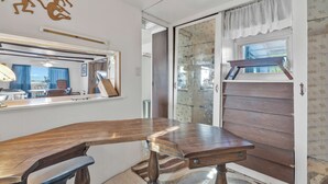 Een houten bureau met een bank, een spiegel en een raam met gordijn.