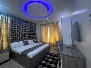 Økonomileilighet, balkong, byutsikt | 1 soverom, skrivebord, skrivebord for bærbar PC og blendingsgardiner