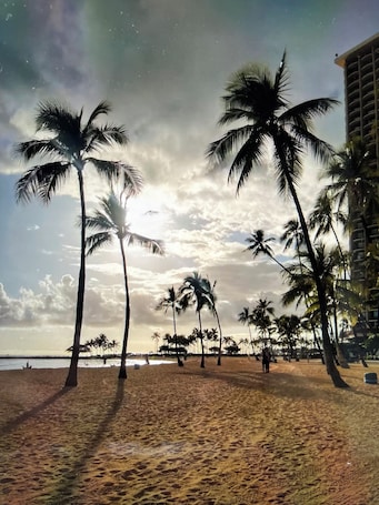 Awesome view. Walking distance to beach, restaurants, shopping