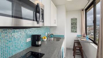 Kühlschrank, Mikrowelle, Wasserkocher mit Kaffee-/Teezubehör, Toaster