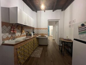 Kühlschrank, Herdplatte, Kaffeemühle, Kochgeschirr/Geschirr/Besteck