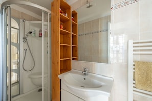 Articles de toilette (gratuits), séchoir à cheveux, serviettes fournies