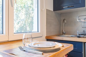 Kühlschrank, Mikrowelle, Wasserkocher mit Kaffee-/Teezubehör