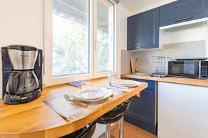 Fridge, microwave, coffee/tea maker, cookware/dishes/utensils