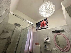 Dusche, Bidet, Handtücher