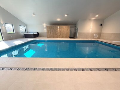 6 Bedroom, 6.5 bathroom with Indoor Pool, Hot Tub & Sauna