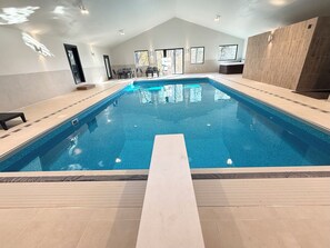 Een binnenzwembad en een verwarmd zwembad