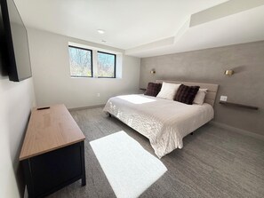 6 bedrooms, iron/ironing board, free WiFi, bed sheets - Completely Renovated 6 Bedroom/6.5 bathroom with Indoor Pool, Hot Tub & Sauna (Hager City)