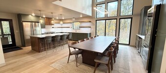 Completely Renovated 6 Bedoom/6.5 bathroom with Indoor Pool, Hot Tub & Sauna