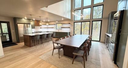 Completely Renovated 6 Bedoom/6.5 bathroom with Indoor Pool, Hot Tub & Sauna