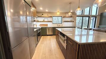 Frigorífico, microondas, horno y placa de cocina