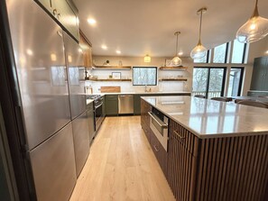 雪櫃、微波爐、焗爐、爐具