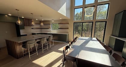 Completely Renovated 6 Bedoom/6.5 bathroom with Indoor Pool, Hot Tub & Sauna