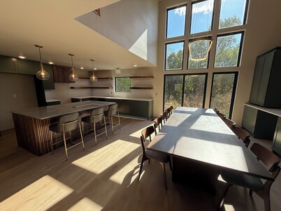 Completely Renovated 6 Bedoom/6.5 bathroom with Indoor Pool, Hot Tub & Sauna