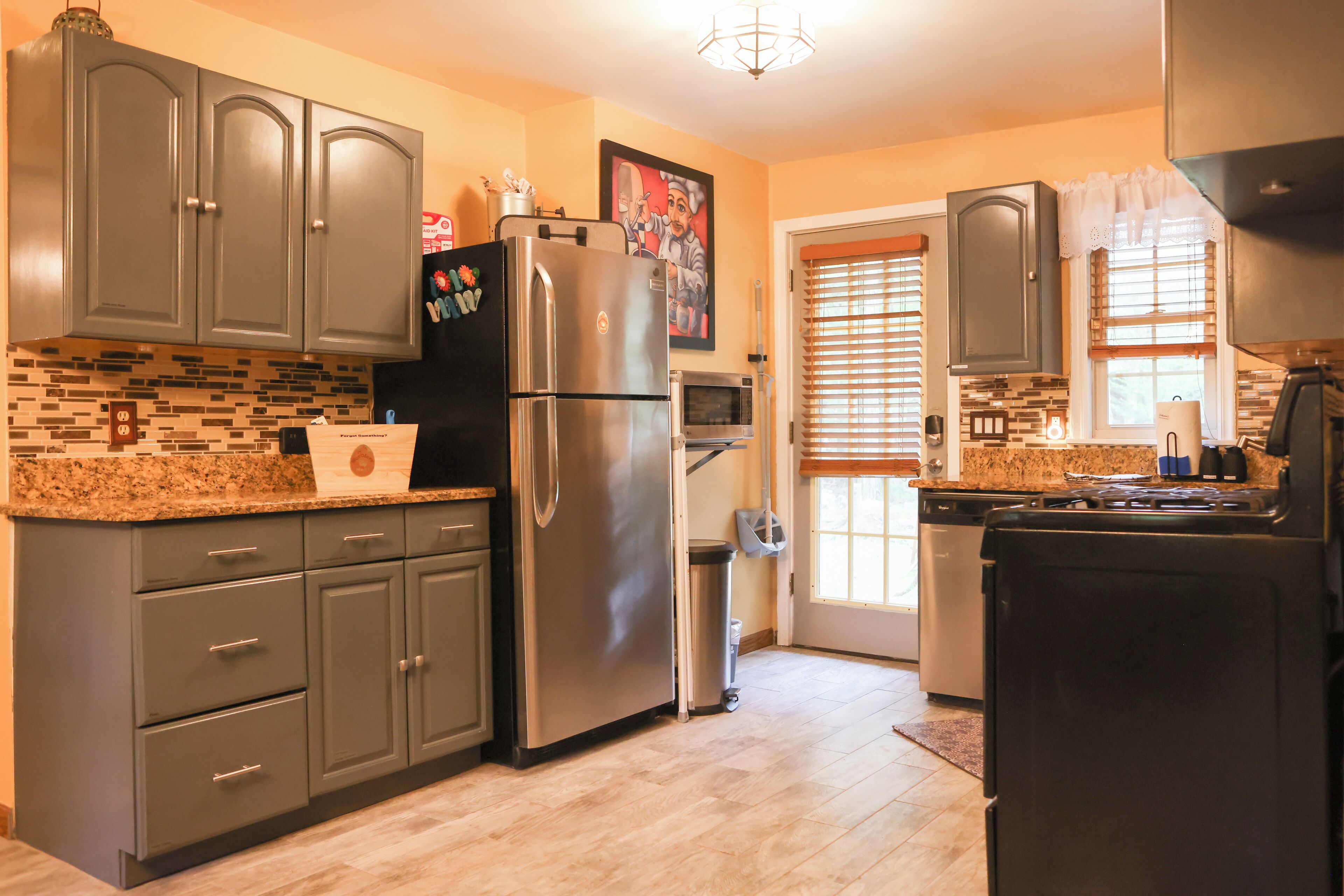 Refrigerador, microondas, horno y parrilla de estufa 