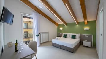 1 habitación, caja de seguridad en la habitación y escritorio