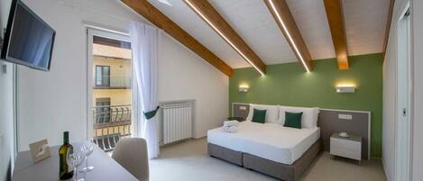 1 bedroom, in-room safe, desk, travel crib