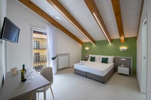 1 室のベッドルーム、セーフティボックス (室内)、デスク、旅行用ベビーベッド