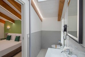 Douche, sèche-cheveux, bidet, serviettes fournies