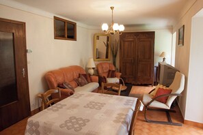 2 bedrooms, iron/ironing board