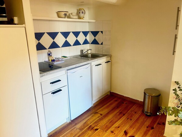 Fridge, microwave, coffee/tea maker, electric kettle