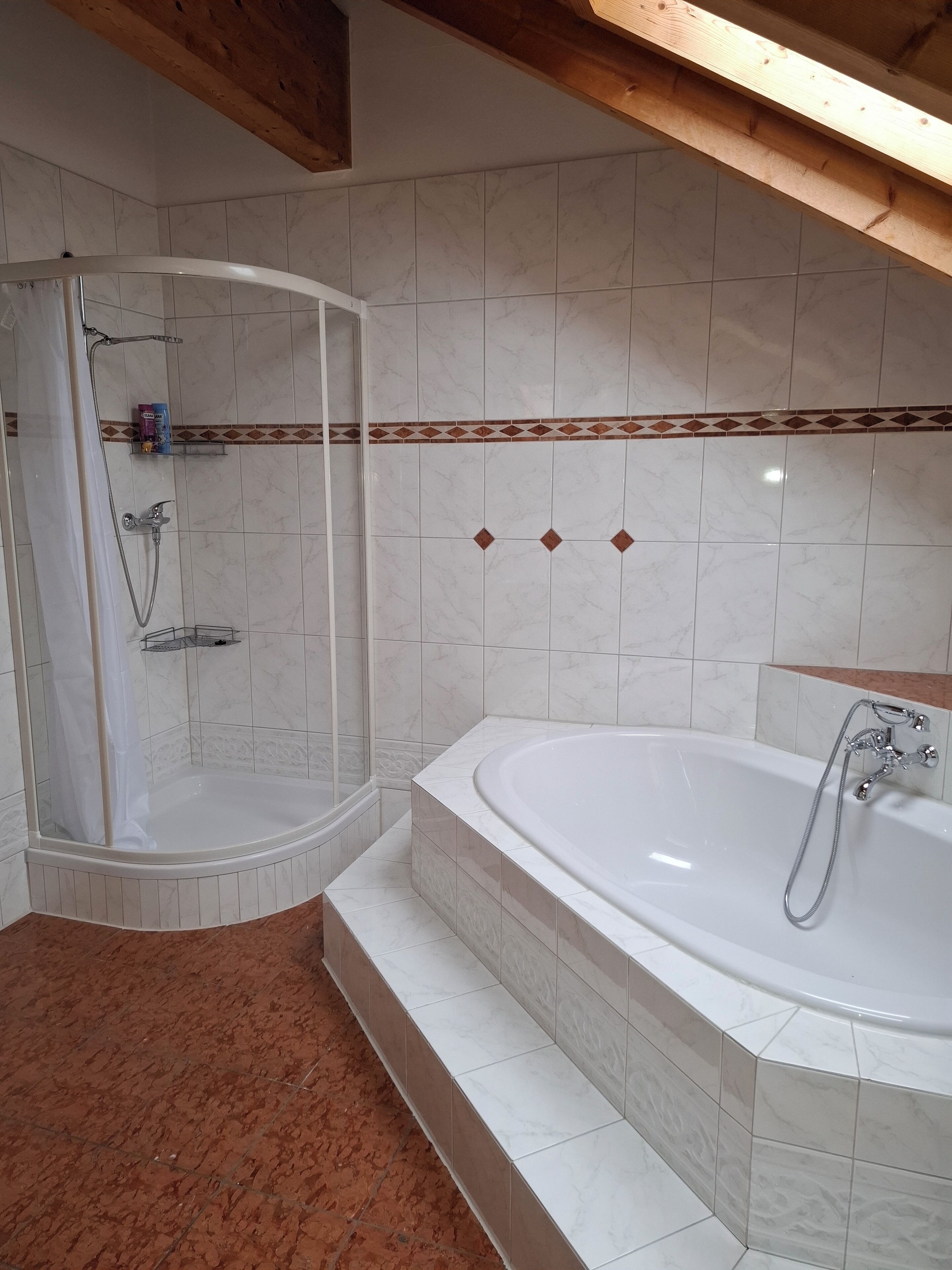 Haartrockner, Handtücher, Seife, Toilettenpapier