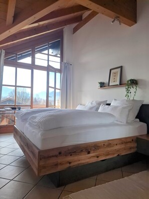 2 bedrooms, desk, free WiFi, bed sheets - Apartment Loft Bergpanorama 1 near Chiemsee in Chiemgau (Raubling)