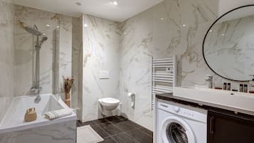 Family Loft, Non Smoking | Bathroom | Towels, soap, shampoo, toilet paper