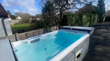 House | Outdoor spa tub