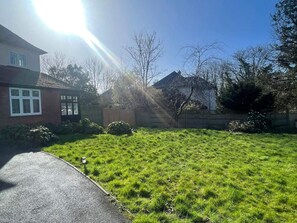 Property grounds - 6 Bed-sleeps 8 Gym-hottub-garden-parking (Bristol)