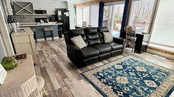 Smart TV, chimenea, reproductor de DVD y libros