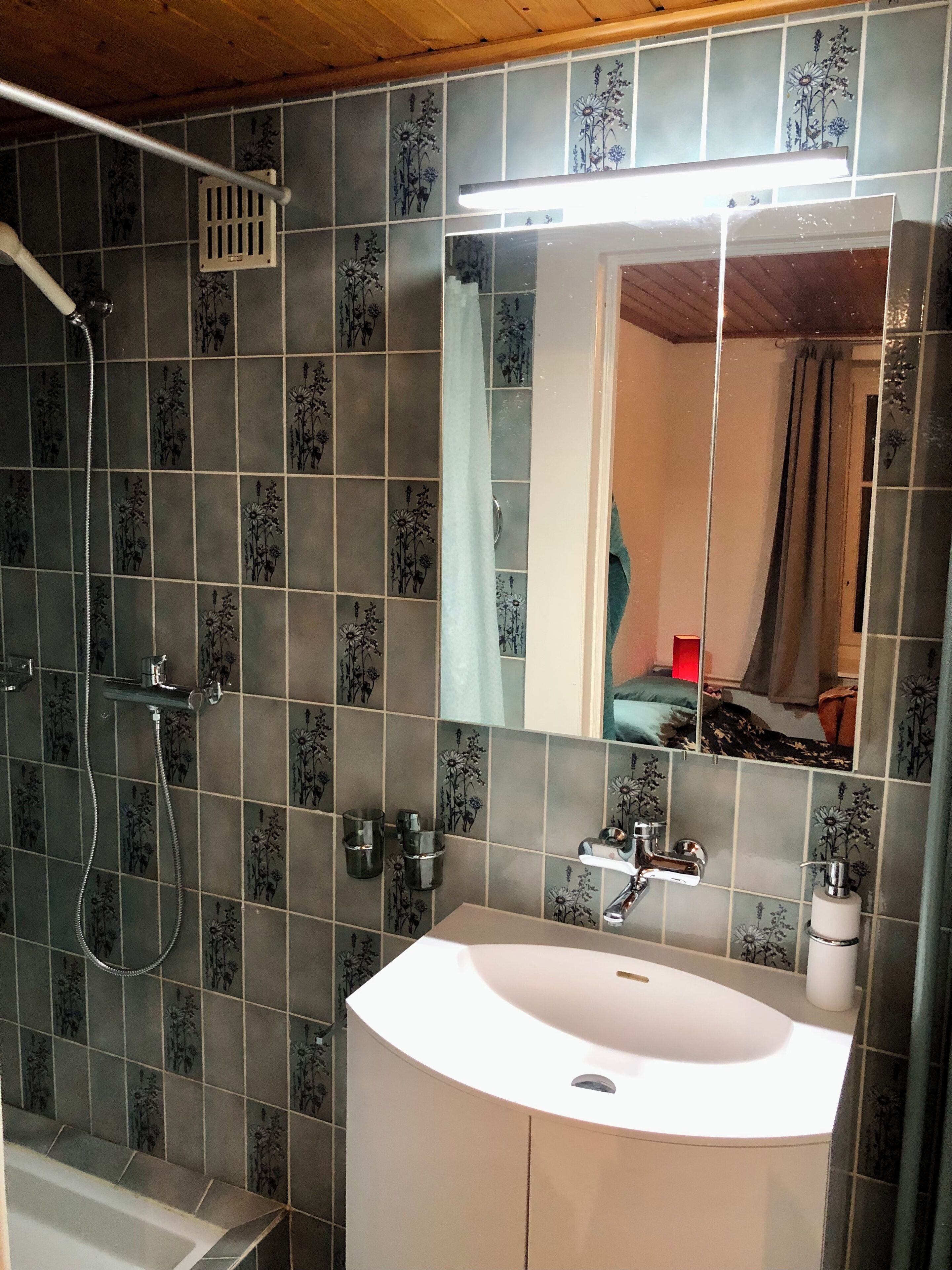 Haartrockner, Handtücher, Seife, Shampoo