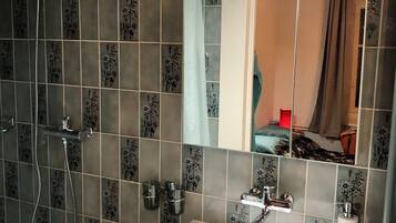 Haartrockner, Handtücher, Seife, Shampoo