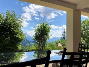Terrace/patio - Apartment with terrace and garden for skiers and hikers. Pet friendly! (Leysin)