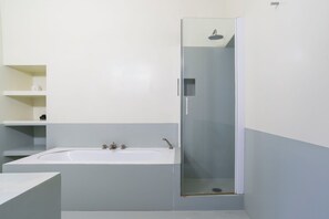 Haartrockner, Bidet, Handtücher, Seife