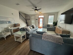 Smart TV, table football - FREE Heated Pool! 4BR/2BA, Sleeps 15, Game Room & Minutes to 30A & Pier Park (Panama City Beach)