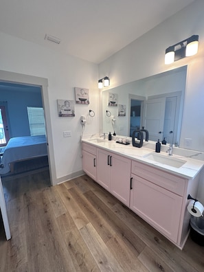 4 habitaciones, tabla de planchar con plancha, wifi y ropa de cama