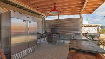 Fridge, oven, stovetop, coffee/tea maker