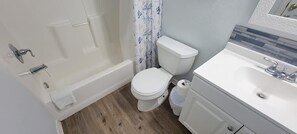 Regadera, secadora de cabello, toallas 