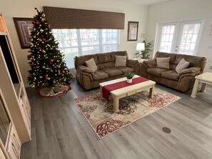 Una Smart TV, un reproductor de DVD, libros, una oficina