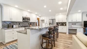 Jääkaappi, mikroaaltouuni, uuni, astianpesukone